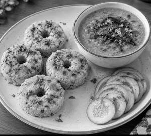 4 Makki Dhokla + 1 Bowl Udad Dal + Salad