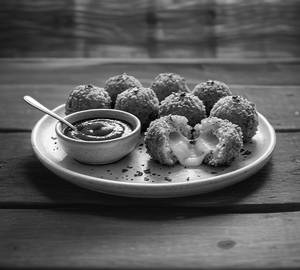 Crispy Potato And Cheese Balls (8 Pieces)