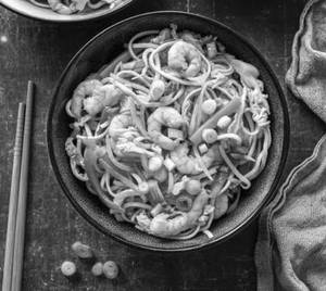 Half Egg Prawn Hakka Chowmein