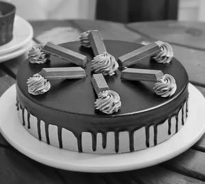 Kit Kat Chocolate Eggless Cake [ 500 Grams]