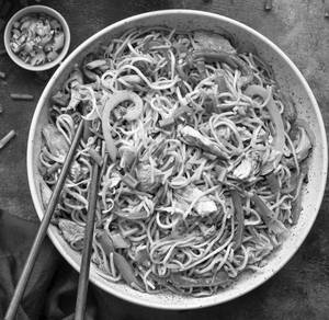 Half Egg Chicken Hakka Chowmein