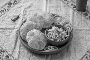 Poori With Gobhi Aloo Bhujia