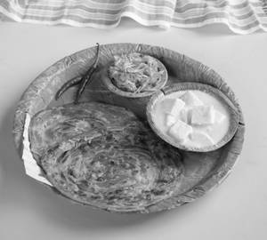 Paneer Rezala With Masala Paratha