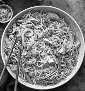 Half Chicken Hakka Chowmein