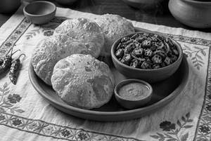 Poori With Bhindi Bhujia