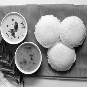 3 Idli With Sambar Chutney