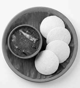 4 Idli With Meen Kulambu 