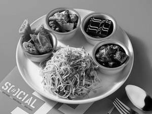 Paneer In Black Pepper Sauce With Hakka Noodles Mealbox