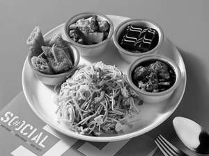 Chicken In Black Pepper Sauce With Hakka Noodles Mealbox