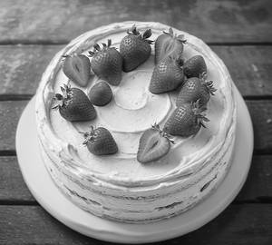 Iraniaono Strawberry Cream Cake [500 Grams]