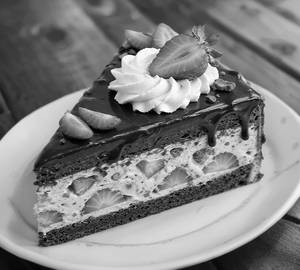 Amazing Chocolate Strawberry Pastry [120 Grams]