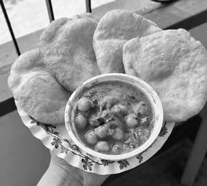 Naan Puri [4Pcs]+ Chana Masala