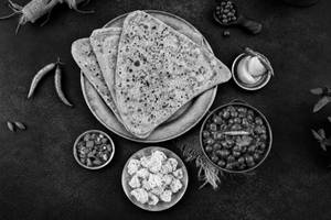 Kala Chana Ghugni & Paratha Meal