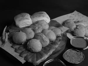 Potato Bhajji Plate (serve With 2 Pav) (300 Gm)