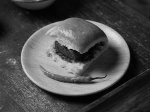 Schezwan Kothimbir Vadi Pav