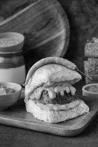 Mayonnaise Kothimbir Vadi Pav