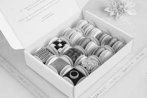 Pack Of 6 Medoviks And 12 Macarons