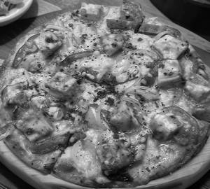 Paneer makhani pizza
