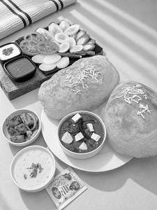 Paneer Choley Bhature [2 Pcs]