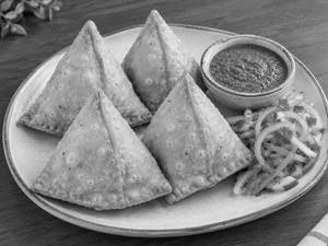 Crispy Aloo Samosa With Green Chutney (4 Pcs)