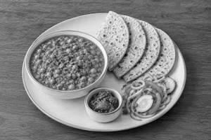 Mutter Curry Masala Served With 4 Pcs Rotis, Salad & Pickle (Spl Combo Offer)