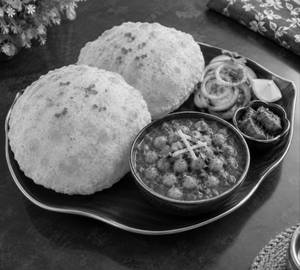 Chole Bhature 2 Pcs Served With Salad & Pickle (Spl Combo Offer)