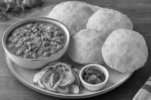Mutter Curry Masala Served With 4 Pcs Puri, Salad & Pickle(Spl Combo Offer)