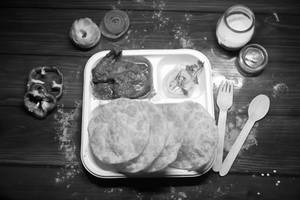 Luchi With 2 Piece Chicken Kosha