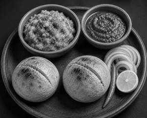 2 Piece Litti Chokha With Deshi Ghee, Tikhi Tomato Chatni