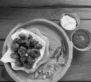 Singhara Pakodi With Dahi