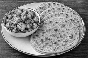 Parantha 4 Pc With Alu Dry Masala