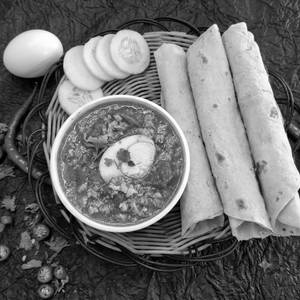 4 Phulka With Egg Tomato Curry Half
