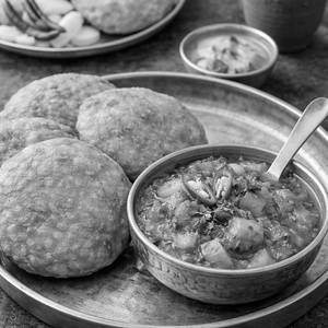 Stuffed Kachori With Aloo Sabji (2 Pcs)