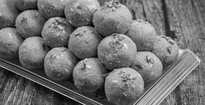 SPECIAL BESAN LADOO (DESI GHEE)