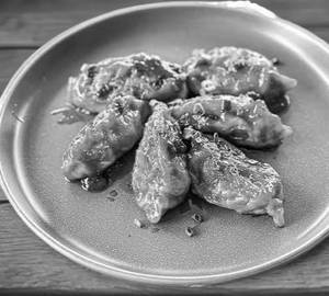 Chicken pan fried momos [6 pieces]