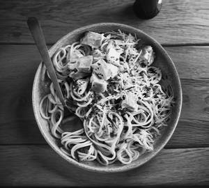 Egg chicken hakka noodles