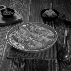 Chicken Momos in Green Thai Curry