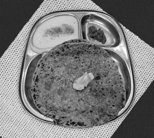 Aloo pyaz paratha served with pickle [2 pieces]