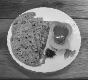 Aloo paratha served with pickle [2 pieces]