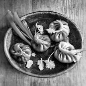 Achari tikka momos [chicken]