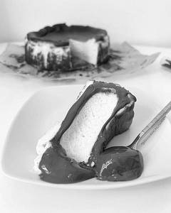 Basque Cheesecake With Chocolate Sauce