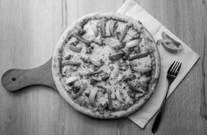Onion and capsicum Pizza                