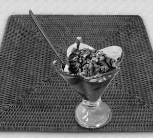 Hot fudge sundae
