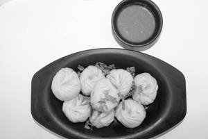 Veg Steamed Momos (8 Pcs)