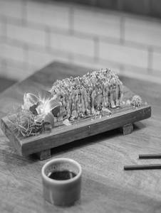 Spicy Prawns Overloade Uramaki Sushi(4pcs)