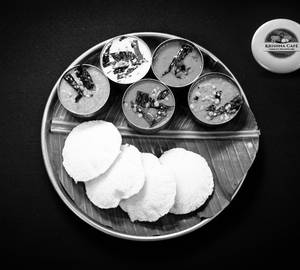 Idli 4 Pcs, 4 Chetneys
