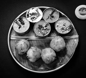 Onion Bonda 4 Pcs, 4 Chutneys