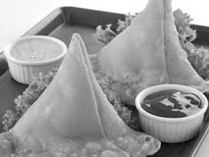 Samosa with Laungy and chutney