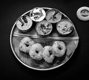 Wada 4 Pcs, 4 Chutney’s