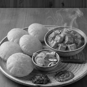 Paneer Sabzi with 4 Puri